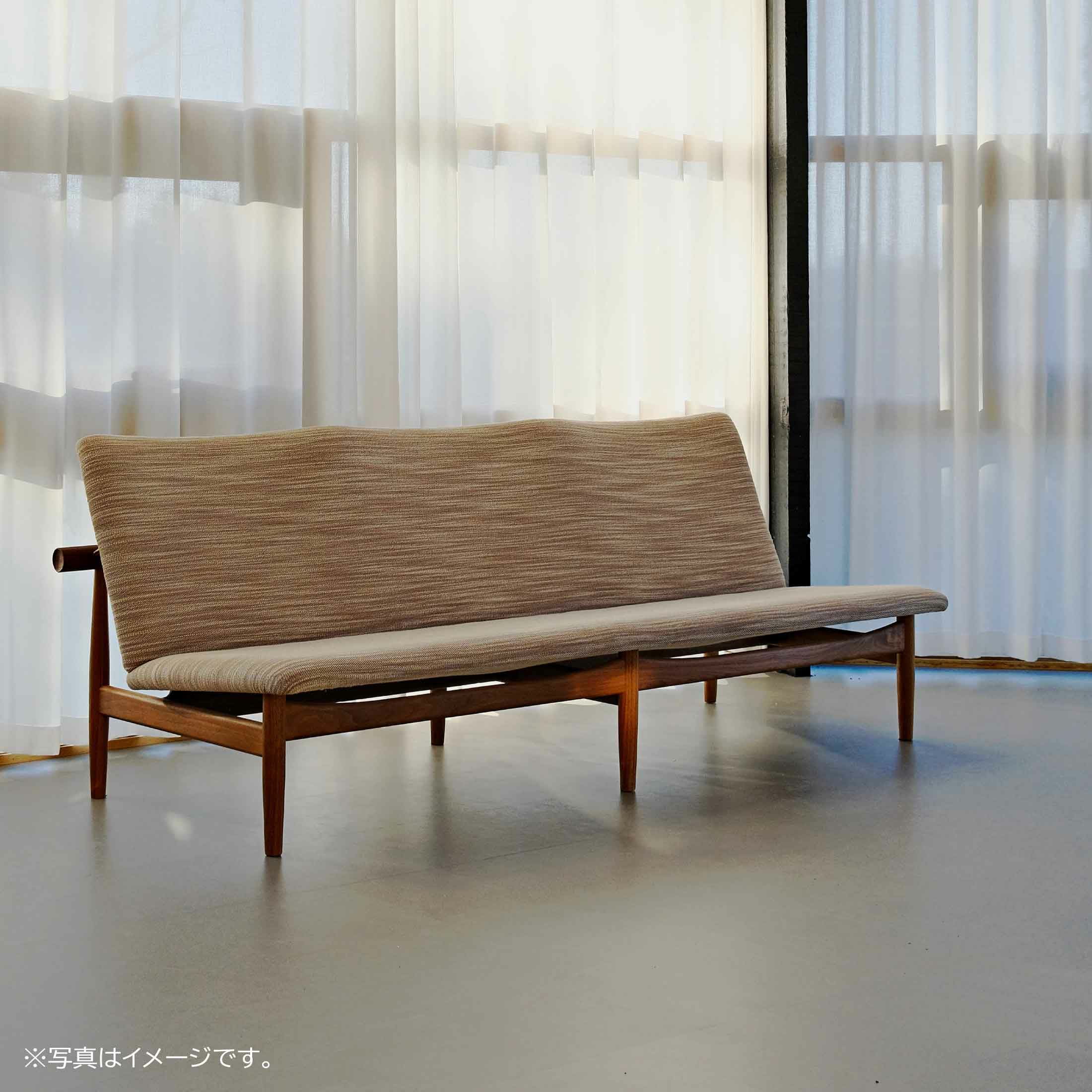HOUSE OF FINN JUHL（ハウス・オブ・フィンユール） / JAPAN SOFA 3 SEATER（ジャパンソファ 3シーター） / ウォルナット材・オイル仕上げ / Watercolour（Cast Iron）