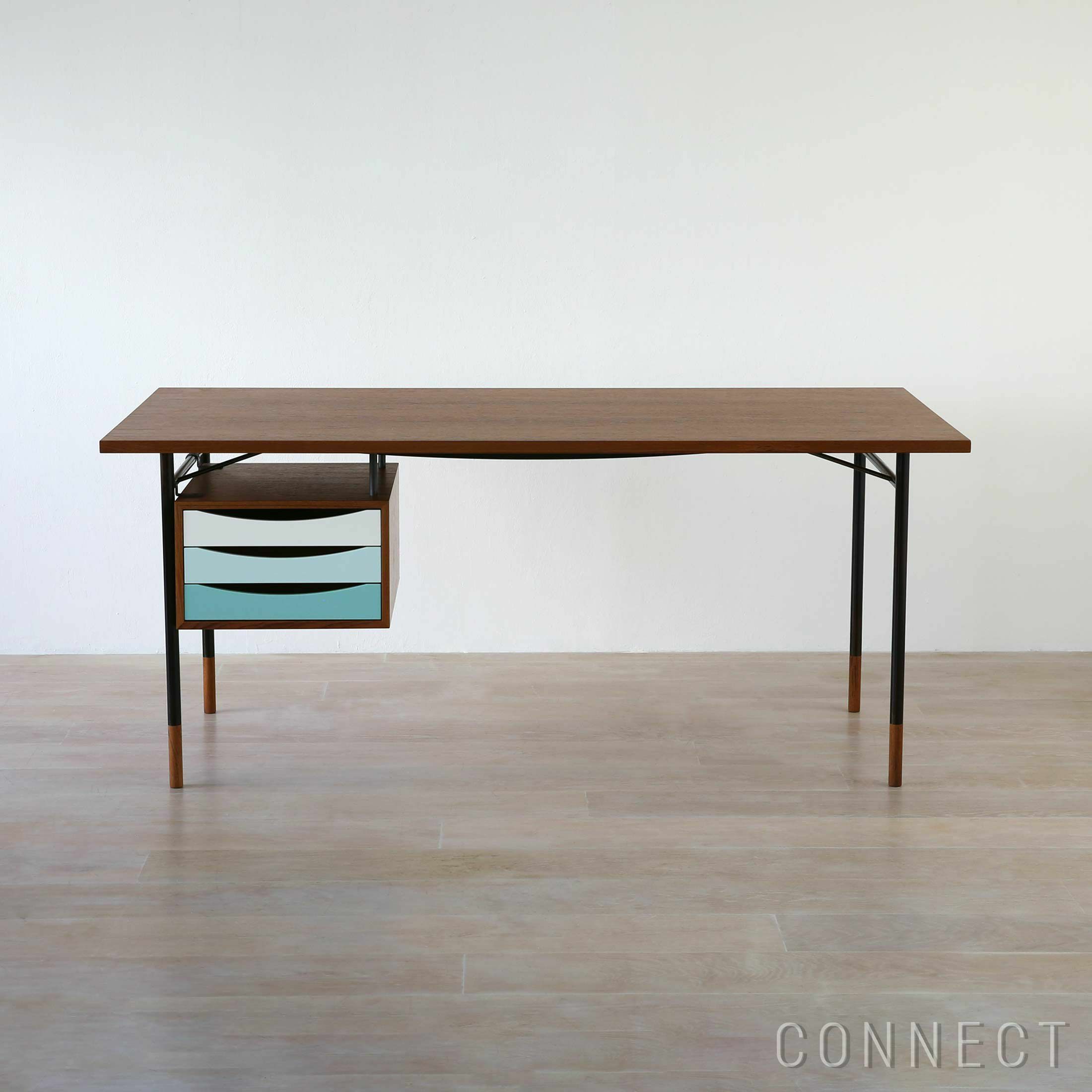 HOUSE OF FINN JUHL（ハウス・オブ・フィンユール） / NYHAVN DESK（ニューハウンデスク） / チーク材・オイル仕上げ / 脚：ブラック / トレイユニット付き（COLD） / デスク / W170cm