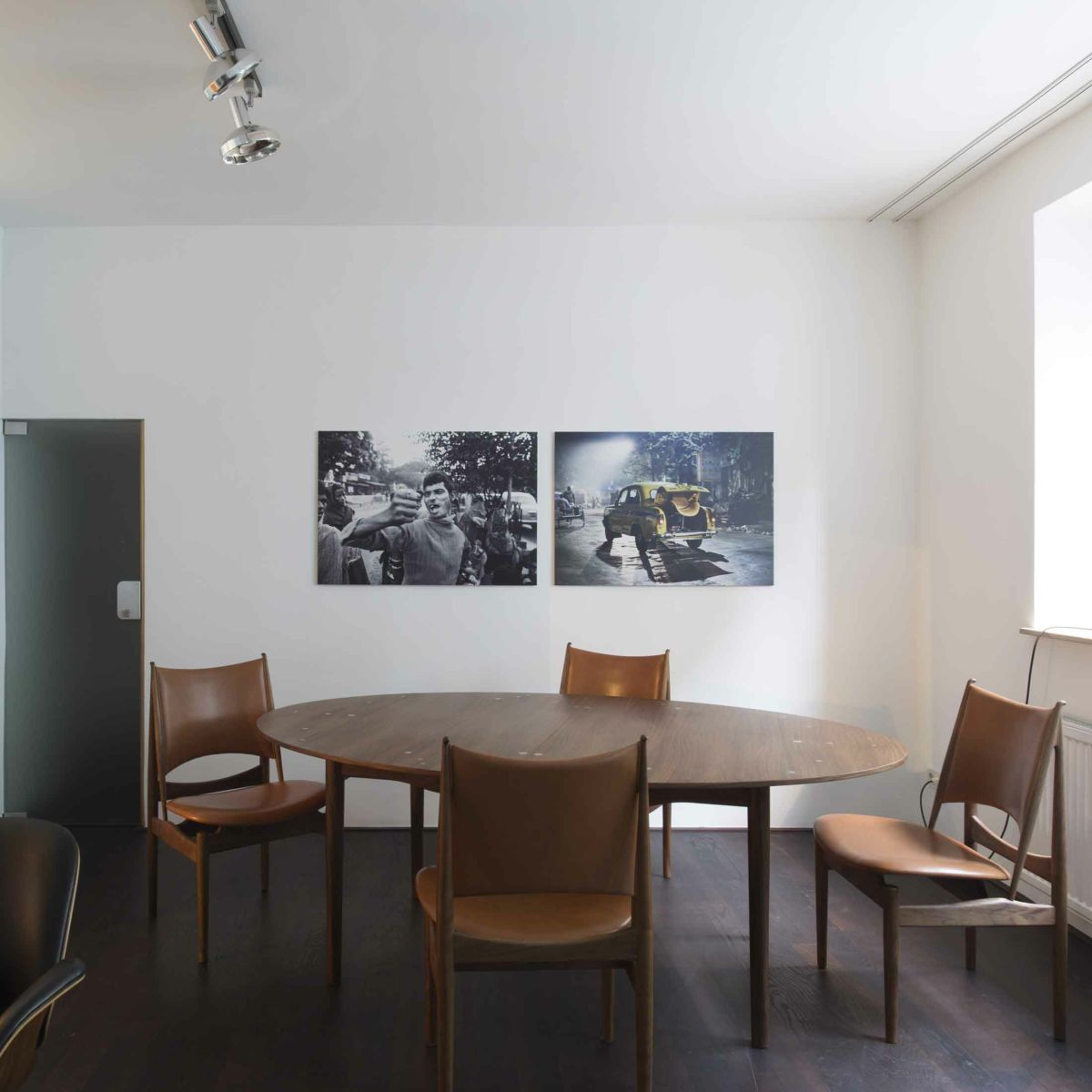 HOUSE OF FINN JUHL（ハウス・オブ・フィンユール） / SMALL SILVER TABLE（スモールシルバーテーブル） / ウォルナット材・オーク材・ダークオイル仕上げ