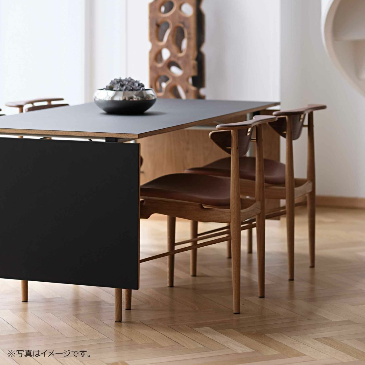 HOUSE OF FINN JUHL（ハウス・オブ・フィンユール） / NYHAVN DINING TABLE（ニューハウンダイニングテーブル） / ウォルナット材・オイル仕上げ・ブラックリノリウム天板