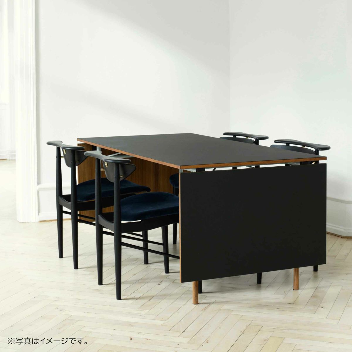HOUSE OF FINN JUHL（ハウス・オブ・フィンユール） / NYHAVN DINING TABLE（ニューハウンダイニングテーブル） / ウォルナット材・オイル仕上げ・ブラックリノリウム天板