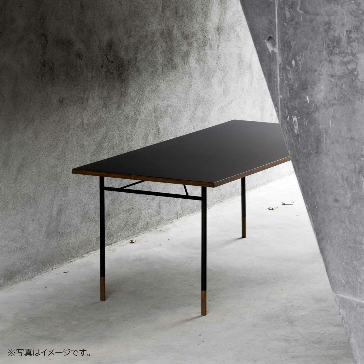 HOUSE OF FINN JUHL（ハウス・オブ・フィンユール） / NYHAVN DESK（ニューハウンデスク） / ウォルナット材・オイル仕上げ・ブラックリノリウム天板 / W136cm