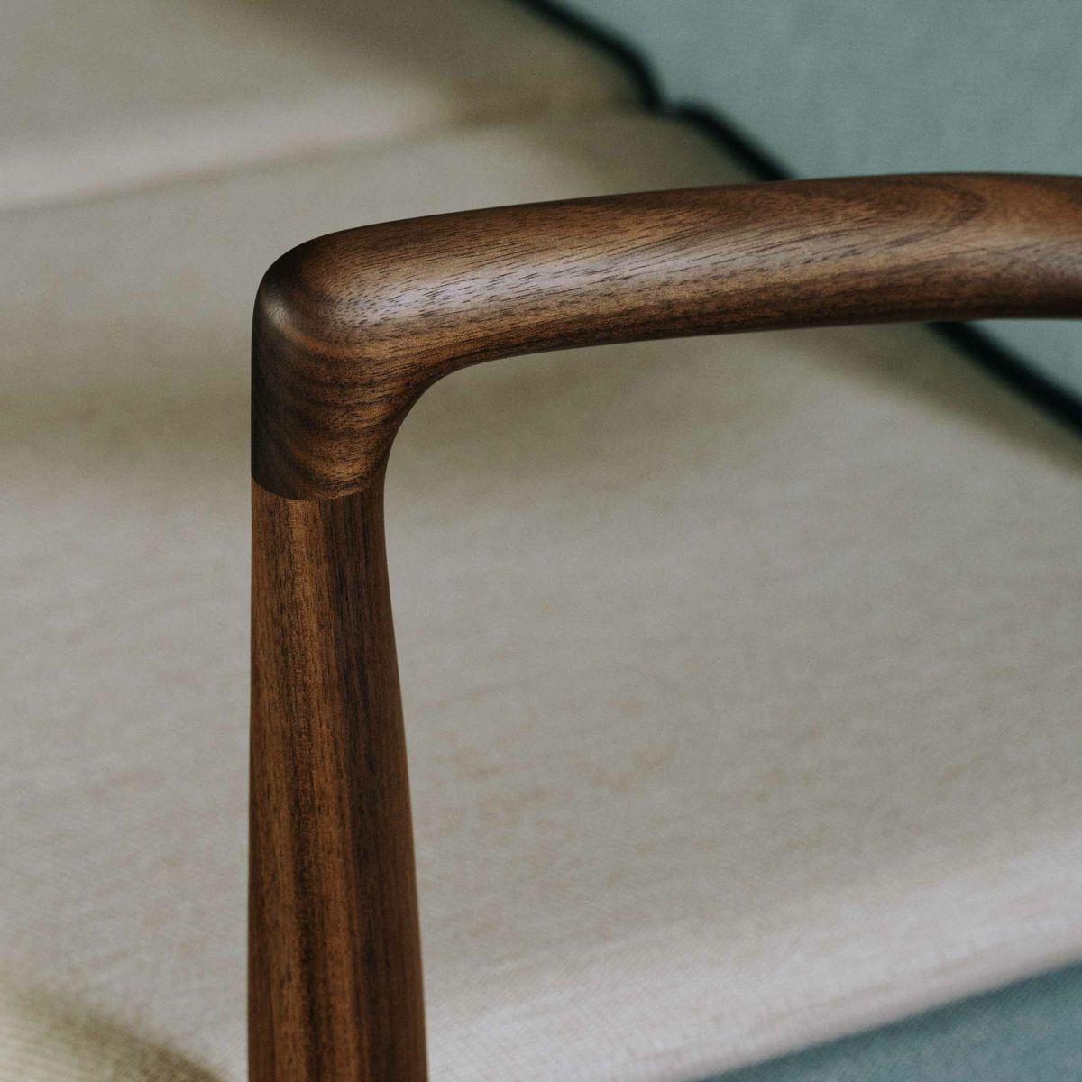 【数量限定】HOUSE OF FINN JUHL（ハウス・オブ・フィンユール） / 80周年記念ファーストエディション 45 SOFA / ウォルナット材・オイル仕上げ / WATERCOLOUR・Soft Linen