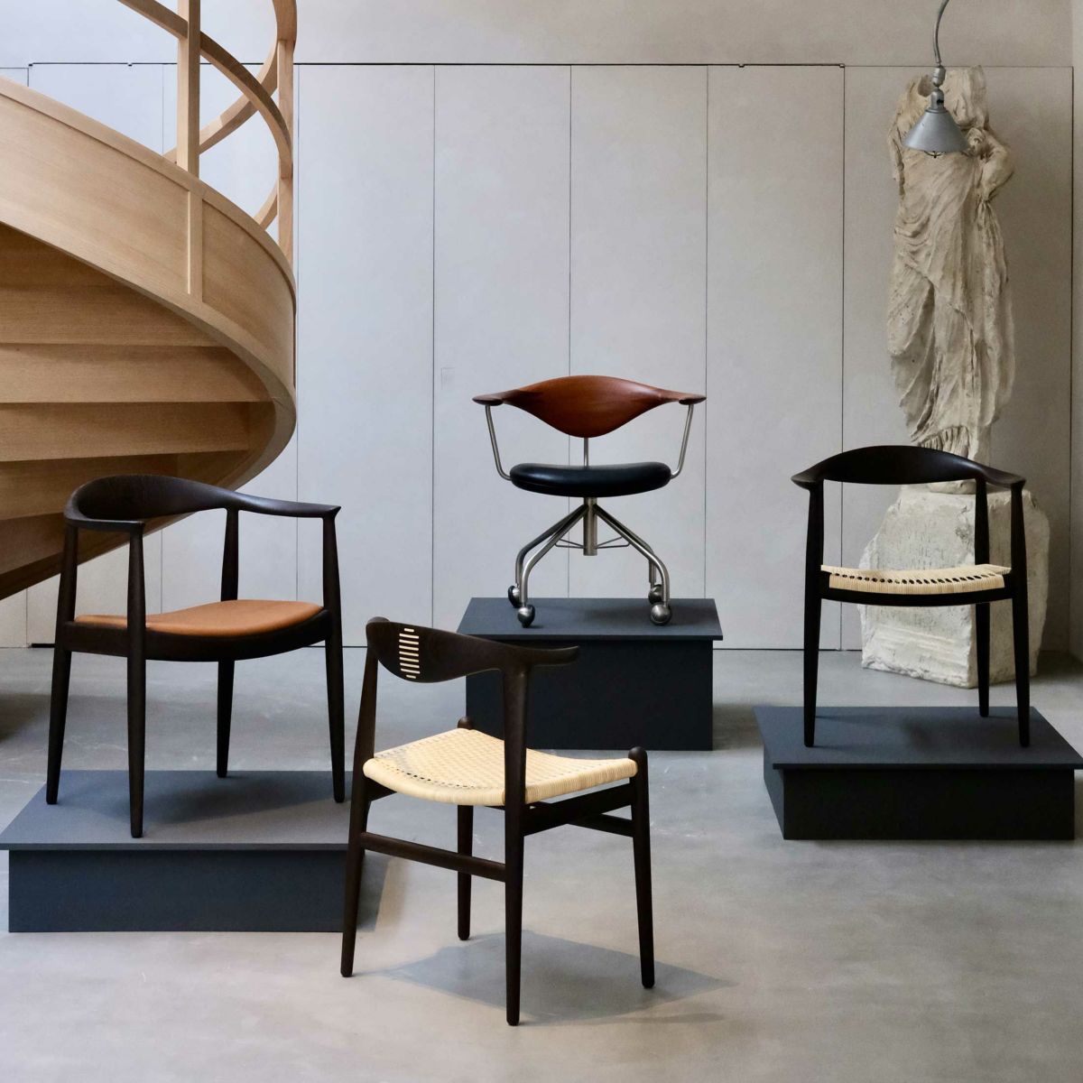 PP Mobler（PPモブラー） / PP505 Cow Horn Chair（カウホーンチェア） / ウェンジ材・クリアオイル仕上げ / Cane seat（籐張り） / 真鍮プレート付