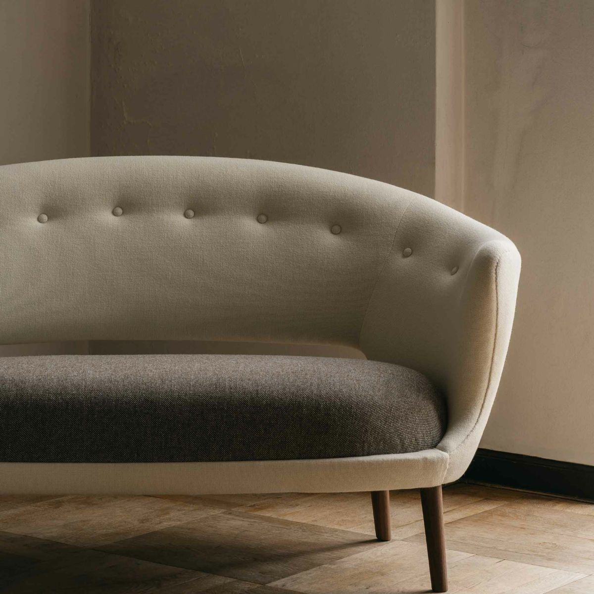 HOUSE OF FINN JUHL（ハウス・オブ・フィンユール） / WILLADSEN SOFA（ウィラドセンソファ） / ウォルナット材・オイル仕上げ / Hallingdal 100・270（ハリンダル）