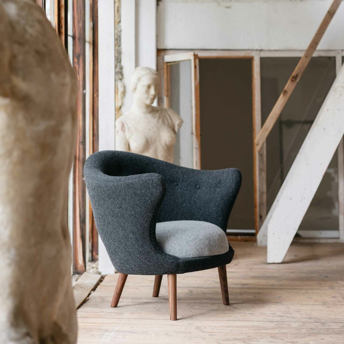 HOUSE OF FINN JUHL（ハウス・オブ・フィンユール） / WILLADSEN CHAIR（ウィラドセンチェア） / ウォルナット材・オイル仕上げ / Hallingdal 180・130（ハリンダル） / ラウンジチェア