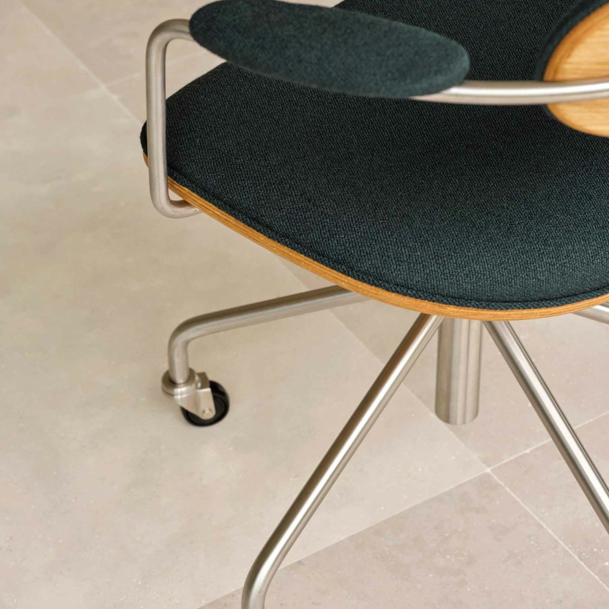 CARL HANSEN & SON（カール・ハンセン＆サン） / CH621 SWIVEL CHAIR（スウィベルチェア） / オーク材・オイル仕上げ・ステンレススチール脚 / Vider 1062 / キャスター付きチェア