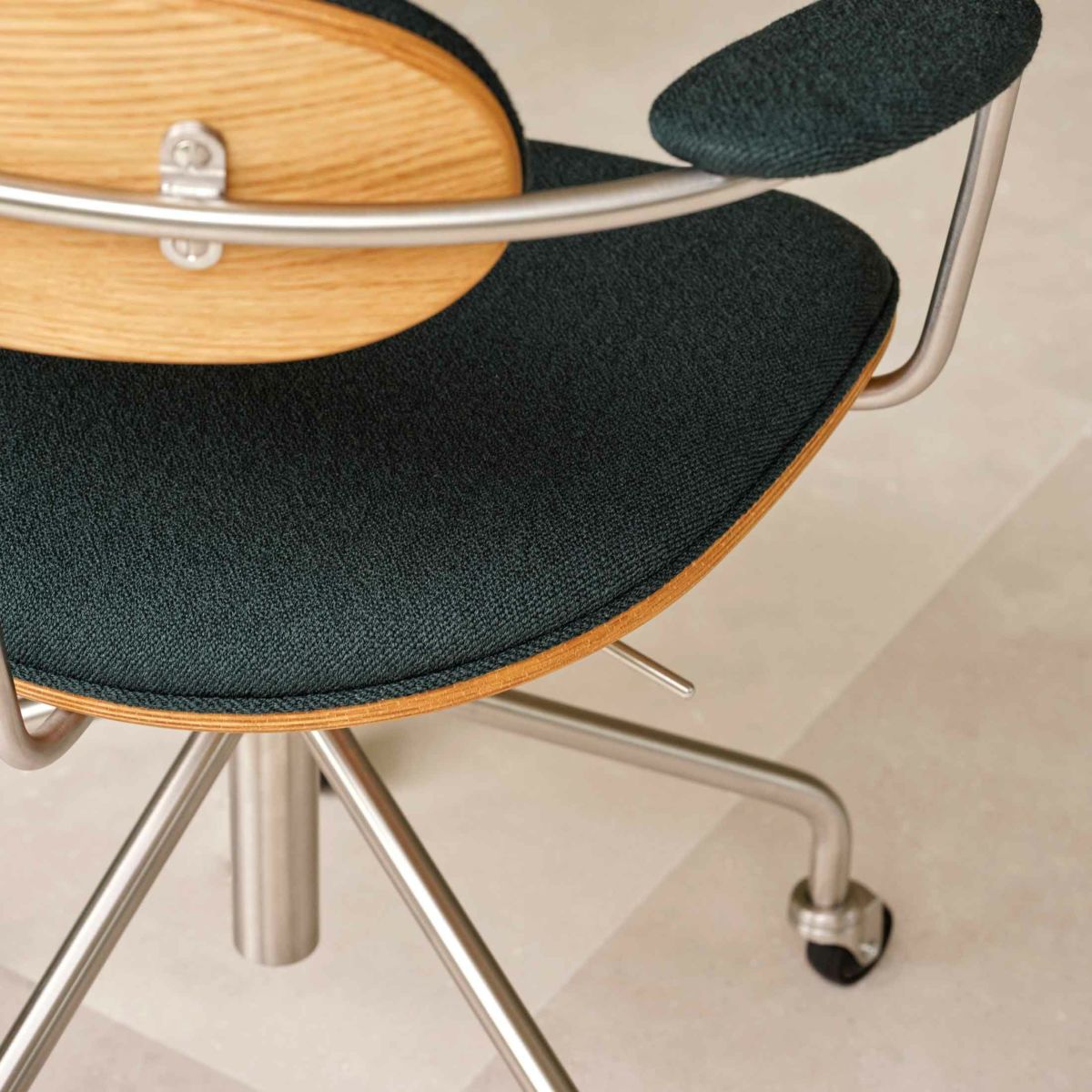 CARL HANSEN & SON（カール・ハンセン＆サン） / CH621 SWIVEL CHAIR（スウィベルチェア） / オーク材・オイル仕上げ・ステンレススチール脚 / Vider 1062 / キャスター付きチェア