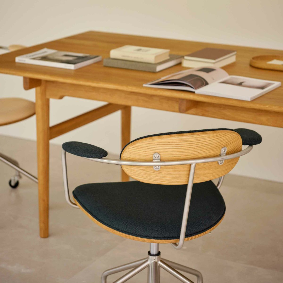 CARL HANSEN & SON（カール・ハンセン＆サン） / CH621 SWIVEL CHAIR（スウィベルチェア） / オーク材・オイル仕上げ・ステンレススチール脚 / Vider 1062 / キャスター付きチェア