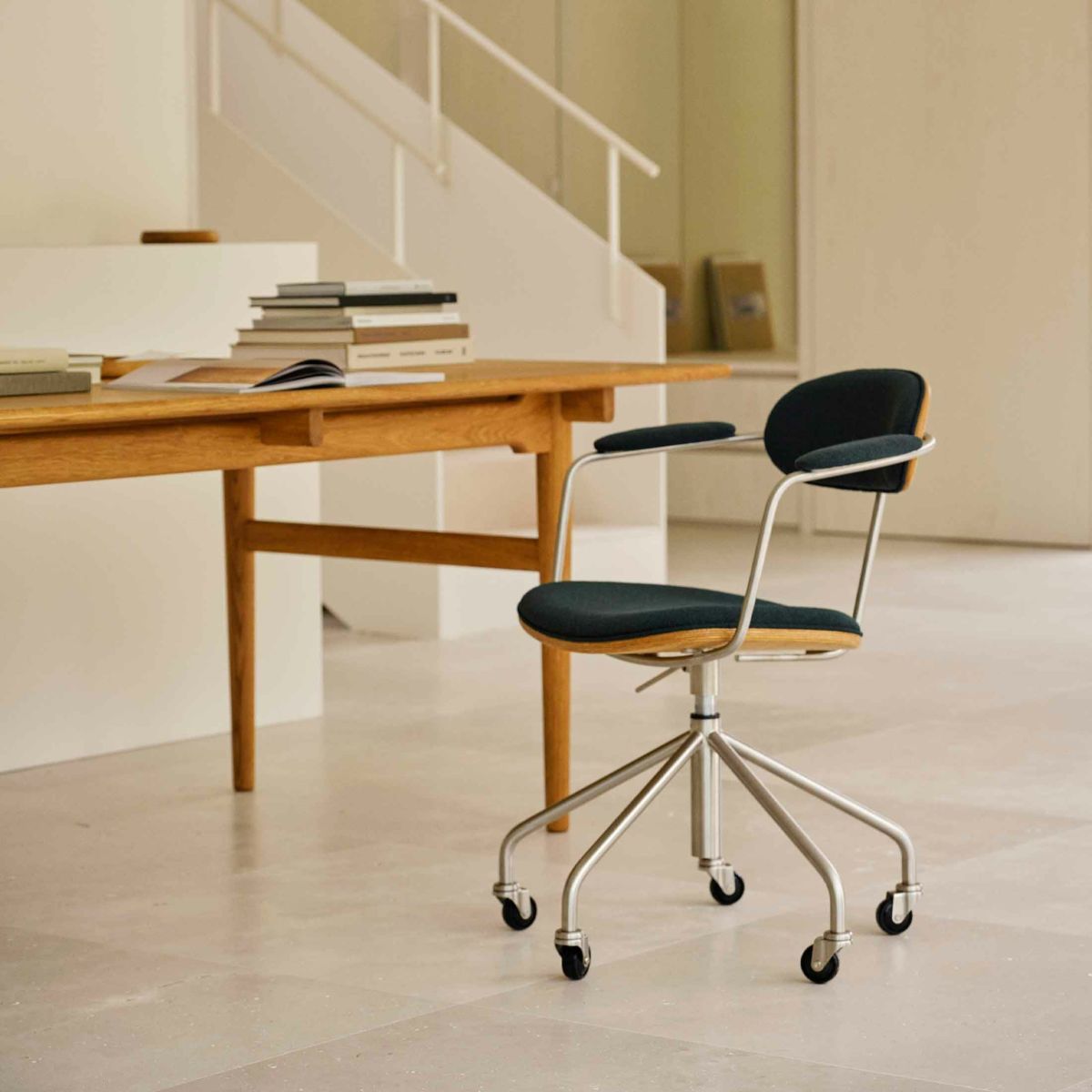 CARL HANSEN & SON（カール・ハンセン＆サン） / CH621 SWIVEL CHAIR（スウィベルチェア） / オーク材・オイル仕上げ・ステンレススチール脚 / Vider 1062 / キャスター付きチェア