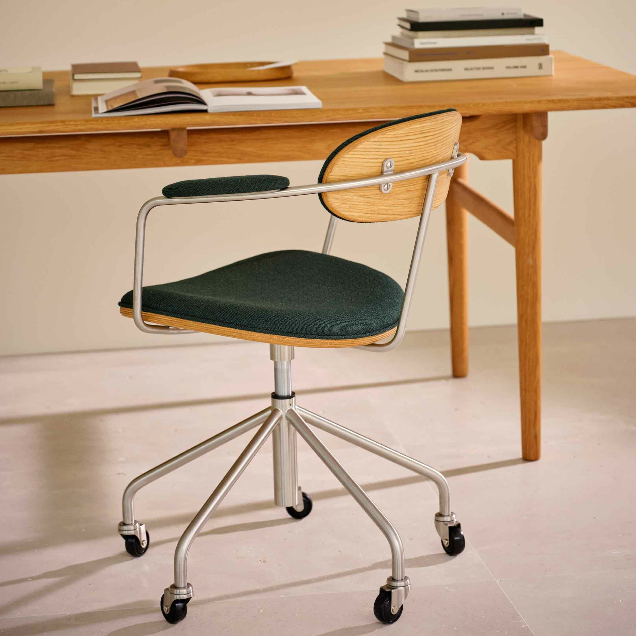 CARL HANSEN & SON（カール・ハンセン＆サン） / CH621 SWIVEL CHAIR（スウィベルチェア） / オーク材・オイル仕上げ・ステンレススチール脚 / Vider 1062 / キャスター付きチェア