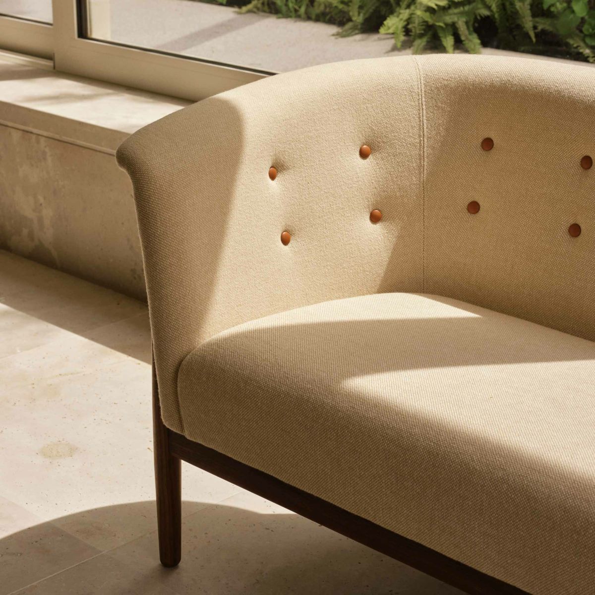 CARL HANSEN & SON（カール・ハンセン＆サン） / ND52-2 VITA SOFA（ヴィタソファ） / ウォルナット材・オイル仕上げ / Hallingdal 0200（ハリンダル） / ボタン：Sif 95 / ソファ