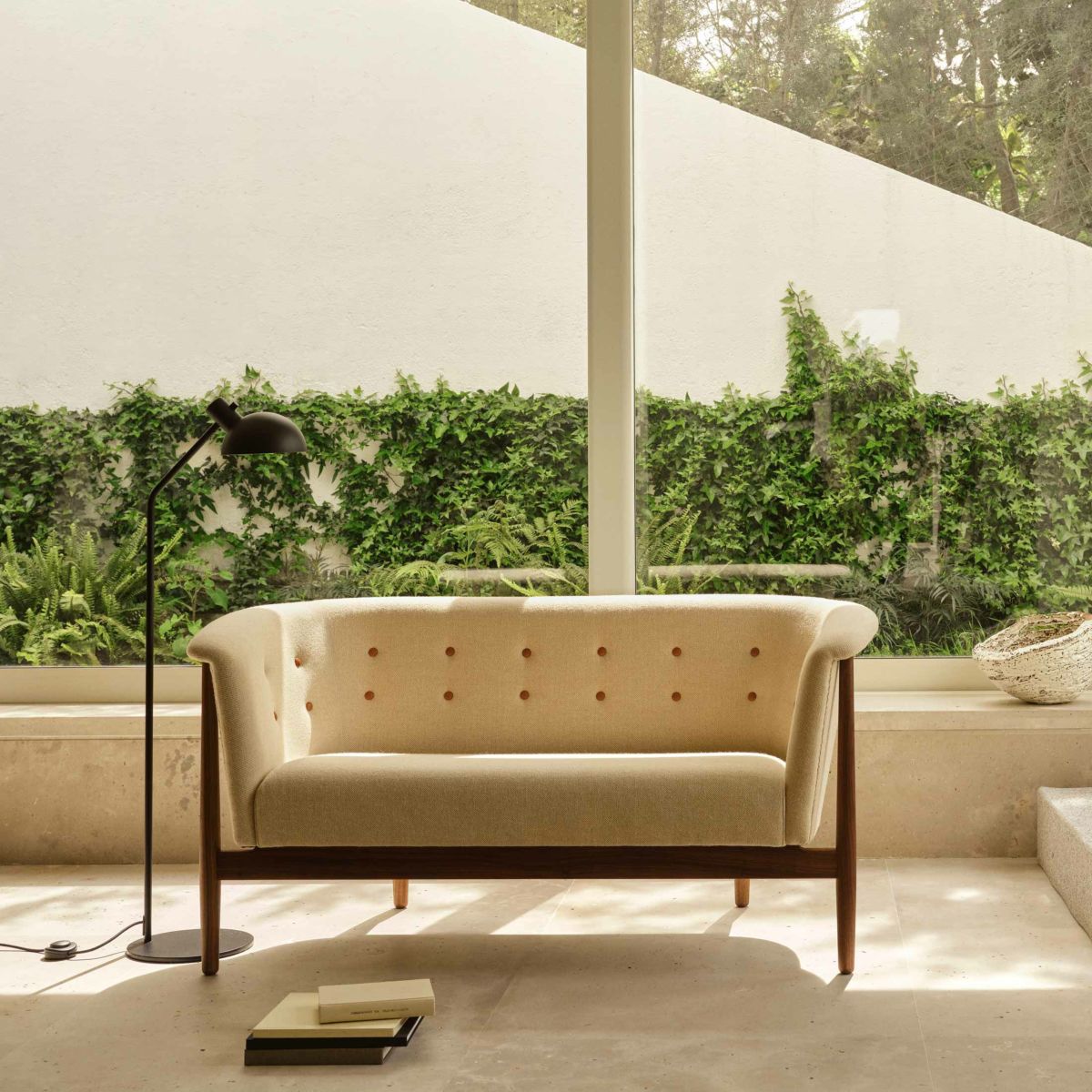 CARL HANSEN & SON（カール・ハンセン＆サン） / ND52-2 VITA SOFA（ヴィタソファ） / ウォルナット材・オイル仕上げ / Hallingdal 0200（ハリンダル） / ボタン：Sif 95 / ソファ