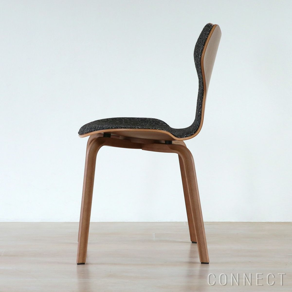 FRITZ HANSEN（フリッツ・ハンセン） / GRAND PRIX（グランプリチェア） / ウッドレッグ / ウォルナット / フロントパディング / VANIR 373（ヴァニール）グラナイトブラウン