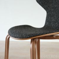 FRITZ HANSEN（フリッツ・ハンセン） / GRAND PRIX（グランプリチェア） / ウッドレッグ / ウォルナット / フロントパディング / VANIR 373（ヴァニール）グラナイトブラウン