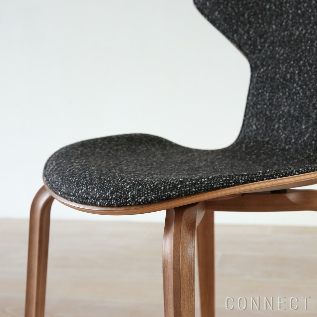 FRITZ HANSEN（フリッツ・ハンセン） / GRAND PRIX（グランプリチェア） / ウッドレッグ / ウォルナット / フロントパディング / VANIR 373（ヴァニール）グラナイトブラウン