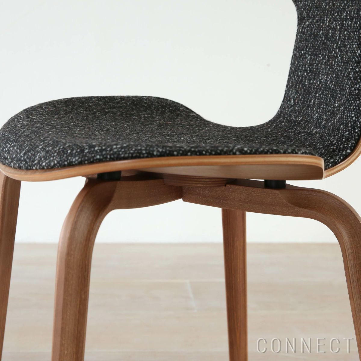 FRITZ HANSEN（フリッツ・ハンセン） / GRAND PRIX（グランプリチェア） / ウッドレッグ / ウォルナット / フロントパディング / VANIR 373（ヴァニール）グラナイトブラウン