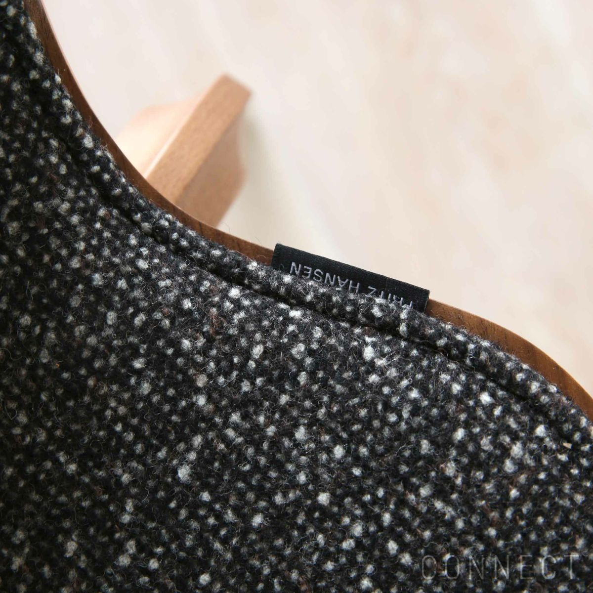 FRITZ HANSEN（フリッツ・ハンセン） / GRAND PRIX（グランプリチェア） / ウッドレッグ / ウォルナット / フロントパディング / VANIR 373（ヴァニール）グラナイトブラウン